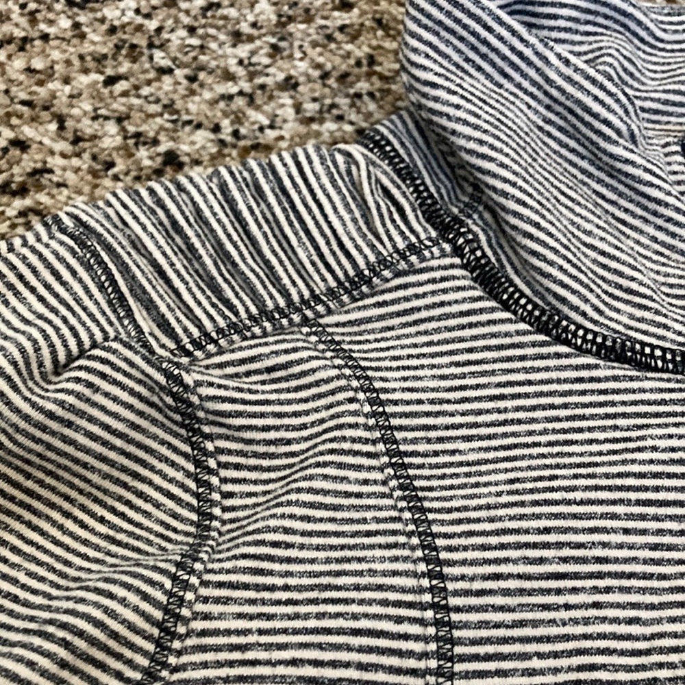 Lululemon 🍋 Base runner 1/2 zip pullover black/white with mesh detail sz 6 - Picture 3 of 7